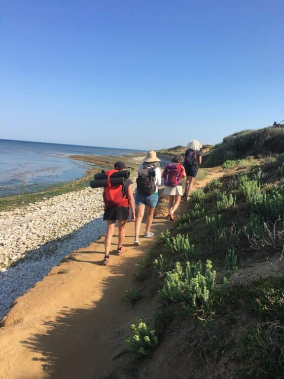 Groupe de randonneurs en bord de mer lors d'un séjour jeûne et randonnée avec Oxyjeûne