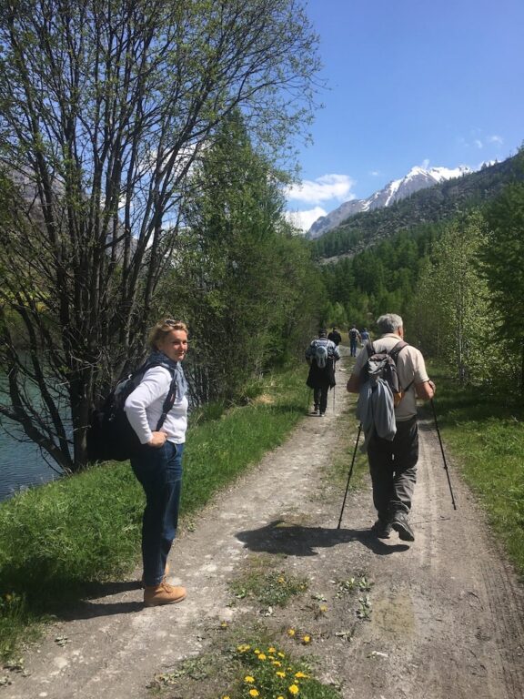 2 randonneurs sur un chemin lors d'un séjour de jeûne et randonnée