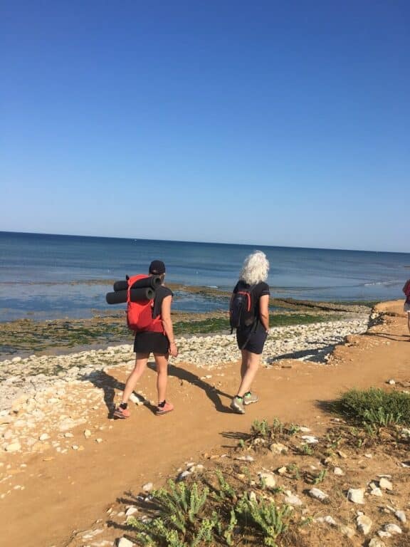 2 randonneurs lors d'un séjour de jeûne et randonnée en bord de mer
